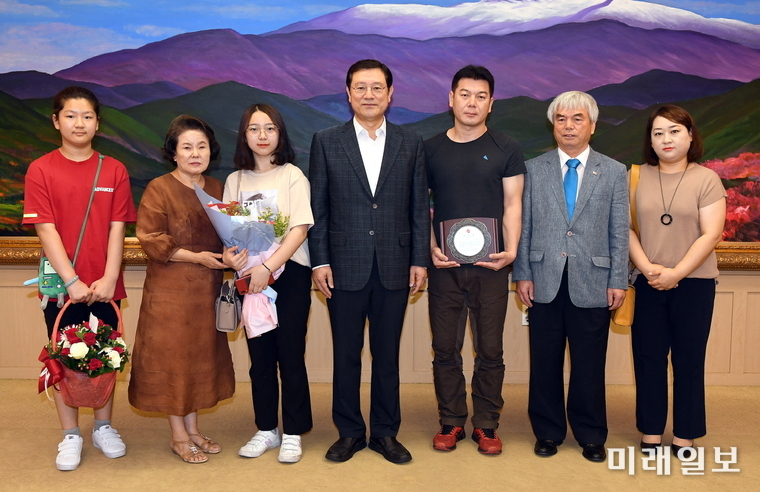 이용섭 광주광역시장이 1일 오전 시청 3층 대회의실에서 물에 빠진 사람을 구해 의로운 시민상에 선정된 김광식씨와 가족, 구조받은 전남익씨와 기념촬영을 하고 있다. 사진 왼쪽 네번째부터 이용섭 광주광역시장, 김광식씨, 전남익씨. / 사진=광주시 제공