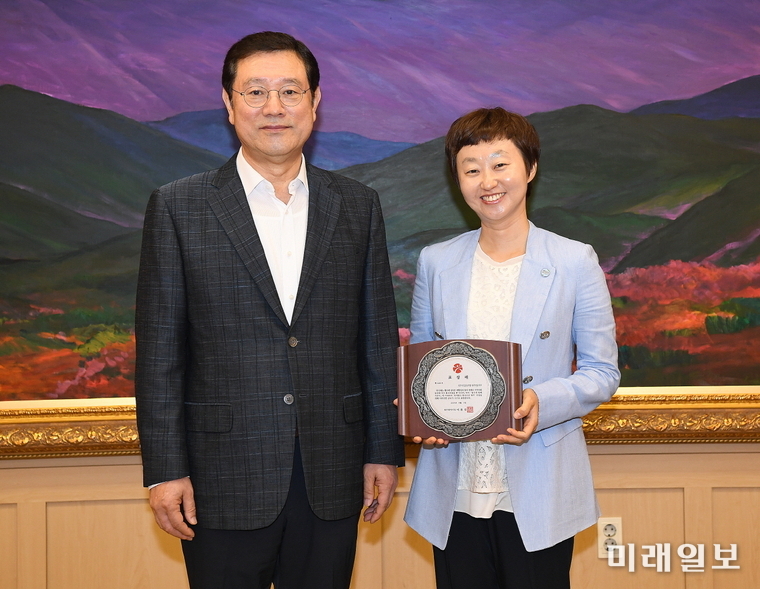 이용섭 광주광역시장이 1일 오전 시청 3층 대회의실에서 '시민참여형 광주천 가꾸기' 사업 우수단체에 선정된 지구시민운동연합 이동미 대표에게 표창장을 수여한 뒤 기념촬영을 하고 있다./ 사진=광주시 제공