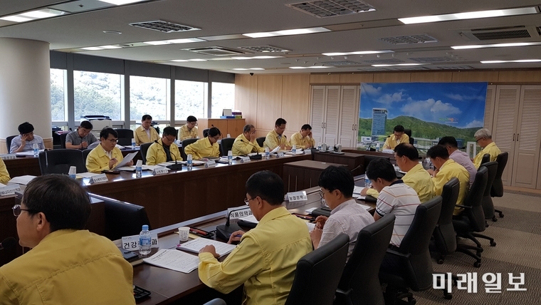 전라남도는 폭염이 본격적으로 시작됨에 따라 1일 오후 재난종합상황실에서 관계부서 긴급 점검회의를 열어 폭염 대처 상황을 살피고, 대응 체계 및 향후 대책 등을 논의했다. / 사진=전남도 제공 