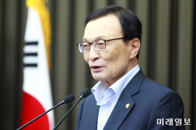 이해찬 더불어민주당 대표가 1일 저녁 국회에서 열린 민주당 의원총회에서 발언하고 있다./사진=장건섭 기자