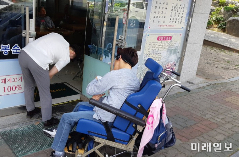 광주 남구가 장애인과 노인, 임산부 등 사회적 약자가 안전하고 편리하게 다중 이용시설을 사용할 수 있도록 보행 장애물 제거 사업을 실시한다. / 사진=남구 제공