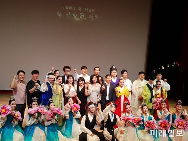 중국문화예술가 7명이 지난 1일 광주국악상설공연을 관람하고 기념촬영하고 있다. / 사진=광주문화예술회관 제공