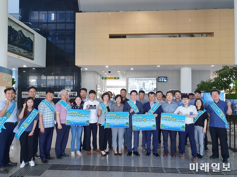 김영록 전남지사가 2일 도 해양수산국 직원들과 함께 도청 공무원들을 대상으로 홍보활동을 펴고 있다. / 사진=전남도 제공