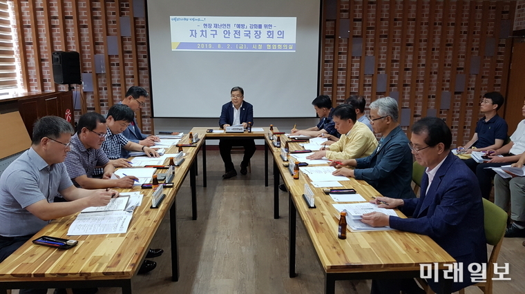 광주광역시가 2일 시청협업회의실에서 정민곤 시민안전실장 주재로 자치구 안전국장 등이 참석한 가운데 긴급회의를 개최하고 있다. / 사진=광주시 제공