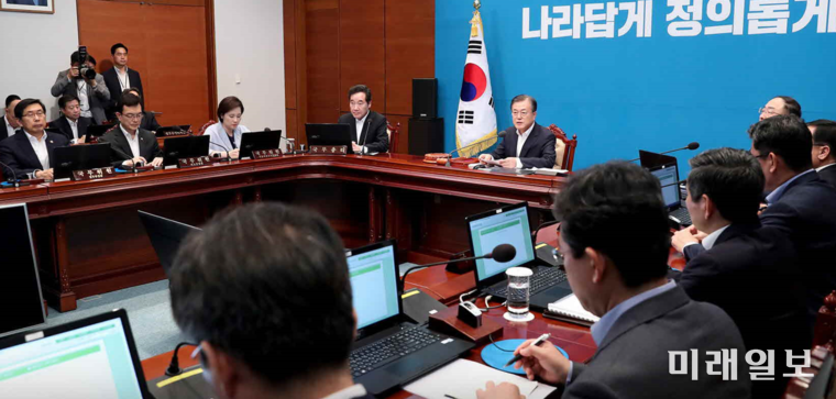 문재인 대통령이 2일 오후 청와대에서 일본의 추가 경제 보복 조치에 대한 대응방안을 논의하기 위해 임시 국무회의를 주재하고 있다./사진=청와대 제공