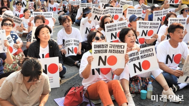 심상정 정의당 대표가 3일 서울 종로구 일본대사관 소녀상 앞에서 열린 '역사왜곡, 경제침략, 평화위협, 아베 규탄 3차 촛불 문화제'에 참석하고 있다./사진=장건섭 기자