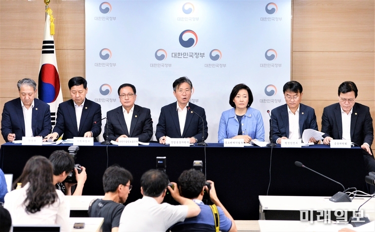 성윤모 산업통상자원부 장관은 5일 오전 정부서울청사 합동브리핑실에서 ‘대외의존형 산업구조 탈피’를 위한 '소재·부품·장비 경쟁력 강화대책'을 발표하고 있다. 왼쪽부터 박천규 환경부 차관, 구윤철 기획재정부 2차관, 유영민 과학기술정보통신부 장관, 성윤모 산업통상자원부 장관, 박영선 중소벤처기업부 장관, 윤종인 행정안전부 차관, 최종구 금융위원장. /사진=산업통상자원부 제공