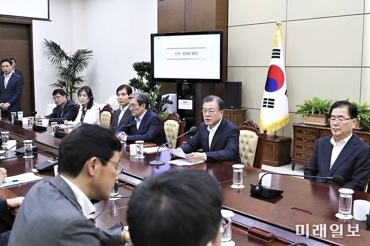 문재인 대통령이 5일 오후 청와대에서 수석·보좌관 회의를 주재하고 있다./사진=청와대 제공