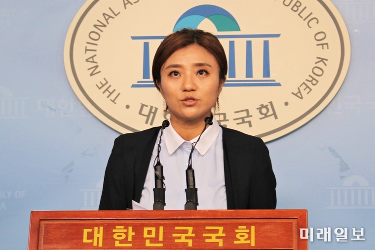 김소연 바른미래당 전 혁신위원(대전광역시의원)이 7일 오후 국회 정론관에서 기자회견을 하고 있다. /사진=김정현 기자