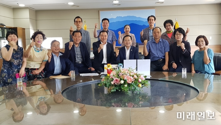 김동찬 광주시의회 의장은 8일 제5기 시민참여예산 운영위원회 김정원 위원장을 비롯한 위원진과 간담회를 갖고 시민참여예산제도의 활성화 방안을 논의하고 기념촬영하고 있다. / 사진=광주시의회 제공