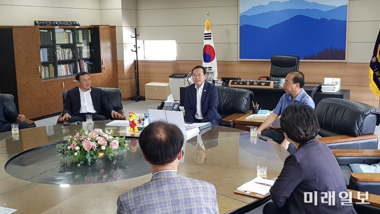 김동찬 광주시의회 의장은 8일 제5기 시민참여예산 운영위원회 김정원 위원장을 비롯한 위원진과 간담회를 갖고 시민참여예산제도의 활성화 방안을 논의하고 있다. / 사진=광주시의회 제공