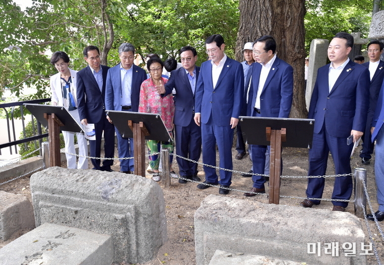 이용섭 광주광역시장이 8일 오전 남구 구동 광주공원 입구 계단에서 열린 '광주 친일잔재 청산을 위한 단죄문' 제막식에 참석해 김동찬 광주시의회 의장, 근로정신대 피해자인 양금덕 할머니 등 내빈들과 단죄문 제막식을 마친 뒤 공원 내 사적비군에서 친일파 윤웅렬, 이근호, 홍난유 등의 선정비를 둘러보고 있다./사진=광주시 제공