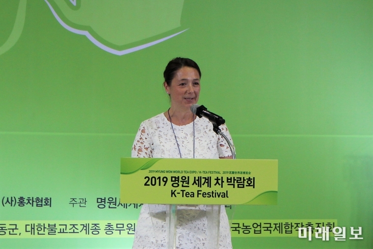 새론 홀 영국차협회 회장이 8일 오후 서울 코엑스에서 열리고 있는 '2019세계차박람회'에서 영국차산업현황과 추세에 대해 강연하고 있다./사진=김정현 기자