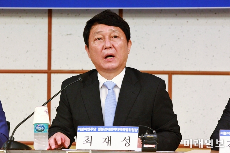 12일 오후 서울 여의도 국회 의원회관에서 민주당 일본경제침략대책특위 주최로 열린 주한 일본 언론 기자간담회에서 최재성 특위 위원장이 취재진의 질문에 대답하고 있다./사진=장건섭 기자