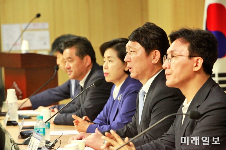 12일 오후 서울 여의도 국회 의원회관에서 민주당 일본경제침략대책특위 주최로 열린 주한 일본 언론 기자간담회가 열리고 있다./사진=장건섭 기자