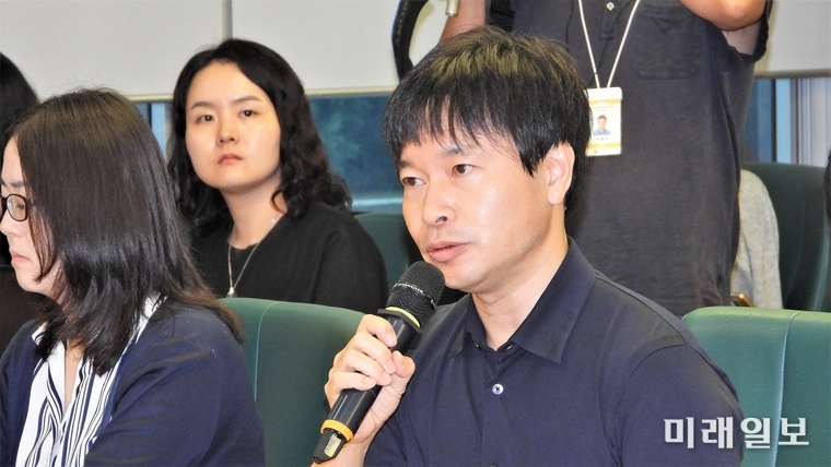 12일 오후 서울 여의도 국회 의원회관에서 민주당 일본경제침략대책특위 주최로 열린 주한 일본 언론 기자간담회에서 아시히신문 기자가 질문하고 있다./사진=장건섭 기자