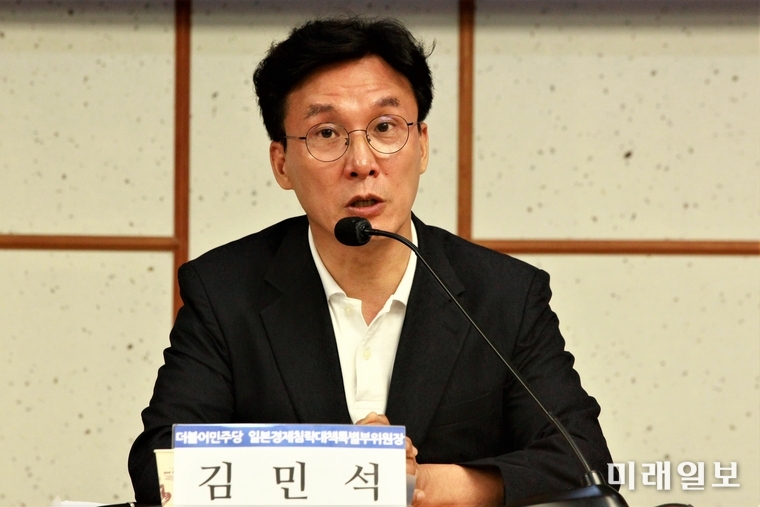 12일 오후 서울 여의도 국회 의원회관에서 민주당 일본경제침략대책특위 주최로 열린 주한 일본 언론 기자간담회에서 김민석 특위 부위원장이 취재진의 질문에 대답하고 있다./사진=장건섭 기자