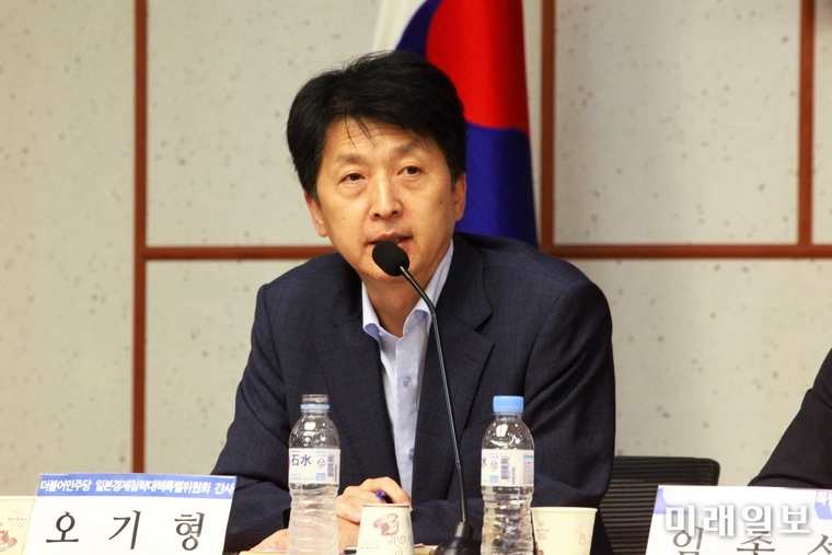 12일 오후 서울 여의도 국회 의원회관에서 민주당 일본경제침략대책특위 주최로 열린 주한 일본 언론 기자간담회에서 오기형 특위 간사가 취재진의 질문에 대답하고 있다./사진=장건섭 기자