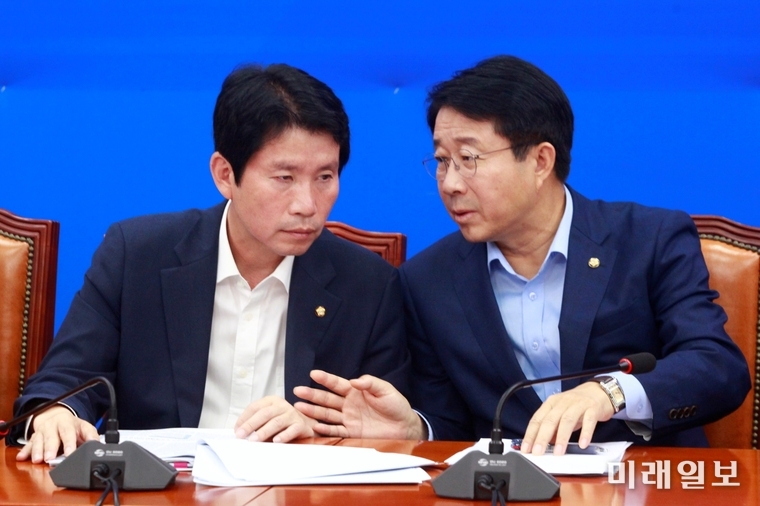 이인영 더불어민주당 원내대표와 조정식 정책위의장이 13일 오전 서울 여의도 국회에서 열린 원내대책회의-상임위 간사단 연석회의에서 대화하고 있다./사진=장건섭 기자