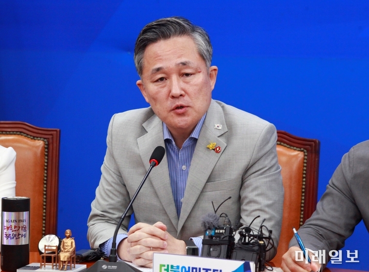 표창원 더불어민주당 의원이 13일 오전 서울 여의도 국회에서 열린 민주당 원내대책회의-상임위 간사단 연석회의에서 발언하고 있다./사진=장건섭 기자