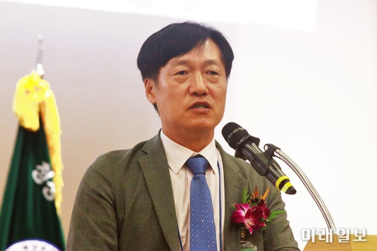 13일 오후 서울 여의도 국회 도서관 대강당에서 열린 사단법인 해양환경보전국민연합의 '해양환경연합포럼' 출범식에서 이인화 조선대학교 환경공학과 교수가 '해양환경 과거, 현재, 미래를 꿈꾸다'를 주제로 발표를 하고 있다./사진=장건섭 기자