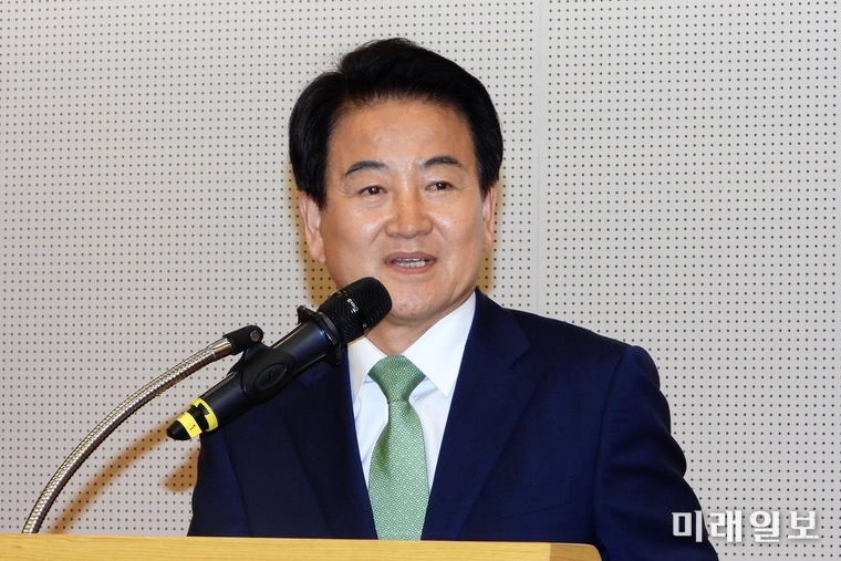 13일 오후 서울 여의도 국회 도서관 대강당에서 열린 사단법인 해양환경보전국민연합의 '해양환경연합포럼' 출범식에서 정동영 민주평화당 대표가 격려사를 하고 있다./사진=장건섭 기자