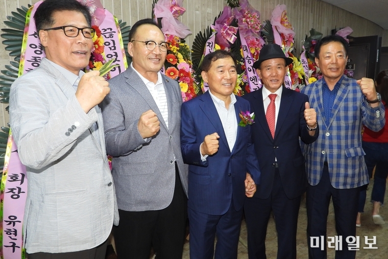 13일 오후 서울 여의도 국회 도서관 대강당에서 열린 사단법인 해양환경보전국민연합의 '해양환경연합포럼' 출범식에서 국회 농수산위원장이며 사단법인 해양환경보전국민연합 중앙회 회장인 황주홍 의원이 참석 회원들과 기념촬영을 하고 있다./사진=장건섭 기자