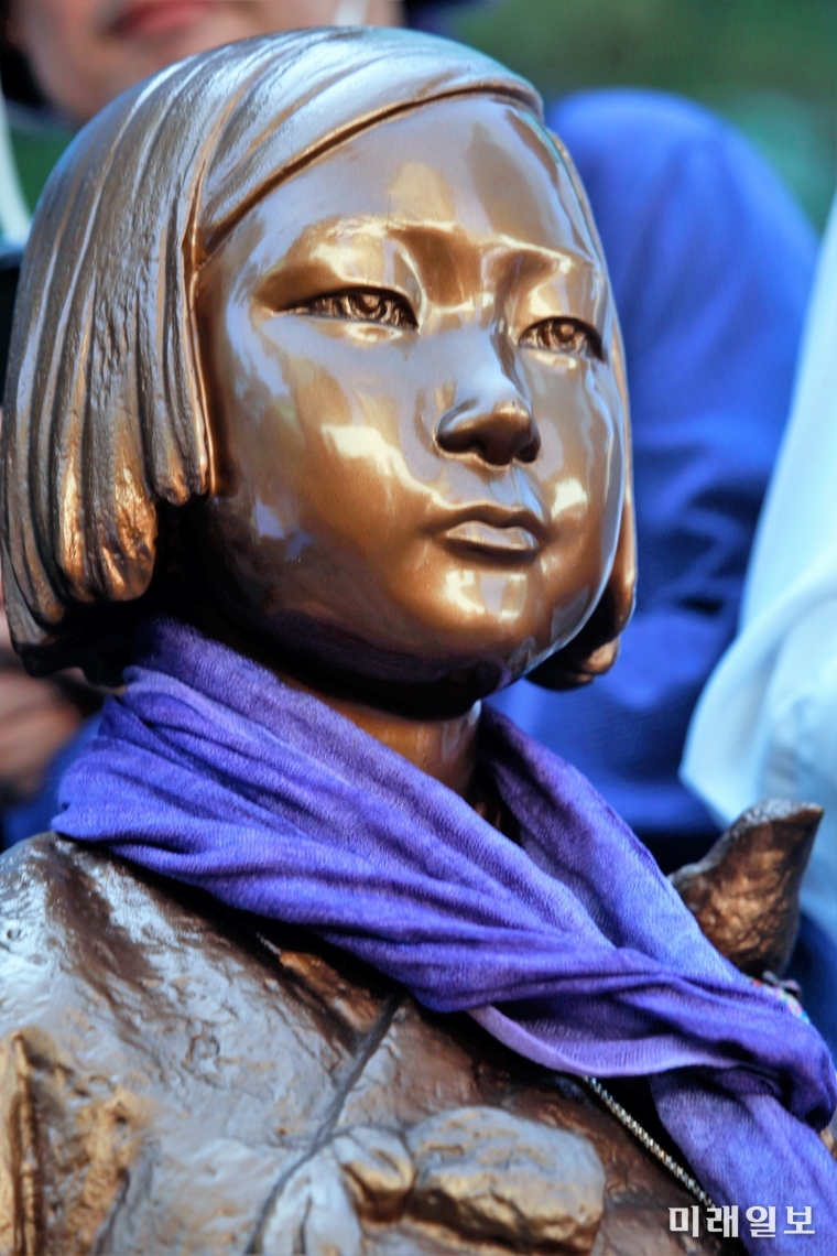 14일 오후 서울 종로구 옛 일본대사관 앞에서 열린 제 1400차 일본군 성노예제 문제 해결을 위한 정기 수요집회에서 평화의 소녀상이 시민들을 응시하 듯 서있다./사진=장건섭 기자