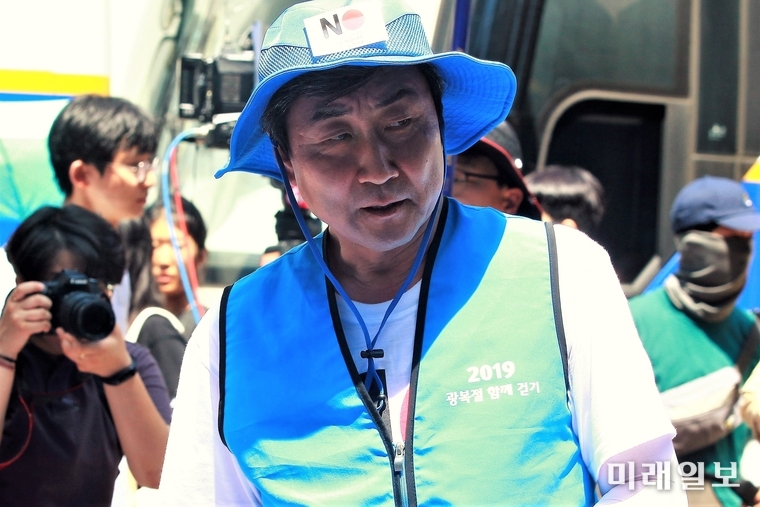 14일 오후 서울 종로구 옛 일본대사관 앞에서 열린 제 1400차 일본군 성노예제 문제 해결을 위한 정기 수요집회에 참석한 이종걸 더불어민주당 의원이 2019 광복절 함께 걷기 행사를 진행하고 있다./사진=장건섭 기자