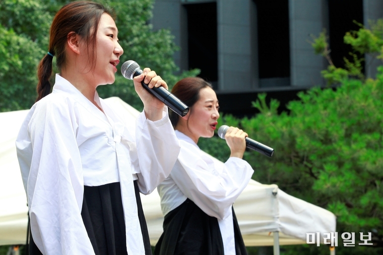 세계 일본군 위안부 기림일이자 광복절을 하루 앞둔 14일 서울 종로구 옛 주한 일본대사관 앞에서 일본군 성노예제 문제 해결을 위한 정기 수요집회가 열리고 있는 가운데 공연이 열리고 있다./사진=장건섭 기자