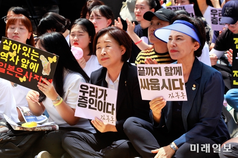 14일 오후 서울 종로구 옛 일본대사관 앞에서 열린 제 1400차 일본군 성노예제 문제 해결을 위한 정기 수요집회에 참석한 심상정 정의당 대표, 남인순 더불어민주당 최고위원이 시민들과 피켓을 들고 있다./사진=장건섭 기자