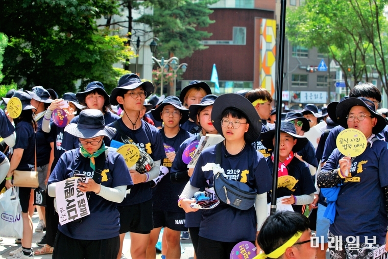 14일 오후 서울 종로구 옛 일본대사관 앞에서 열린 제 1400차 일본군 성노예제 문제 해결을 위한 정기 수요집회에 2019 대진연 통일 대행진단이 참석하고 있다./사진=장건섭 기자