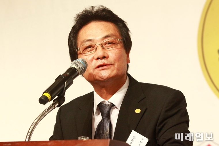지난 7월 26일 오후 서울 용산구 백범김구기념관 컨벤션홀에서 열린 월남참전전국유공자총연맹 '2019년 국민연대 3차 정책포럼' 및 '제1기 월남참전전국유공자총연맹 대의원 대회'에서 서영수 국민운동전국연합 의장(선거관리위원장)이 대표자 선출에 관한 보고사를 하고 있다./사진=장건섭 기자