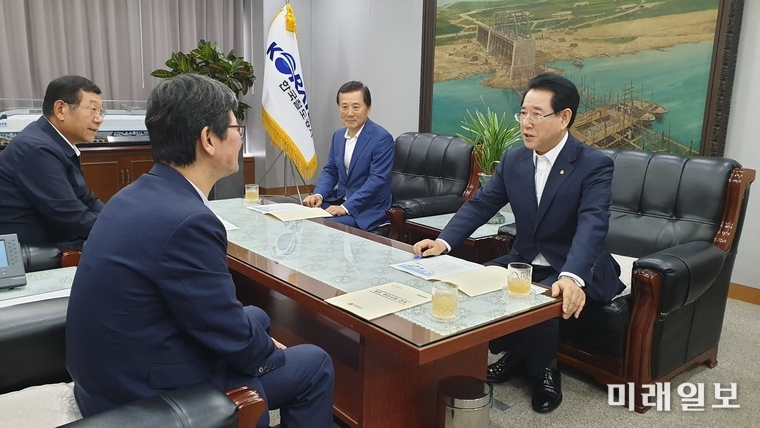 김영록 전라남도지사는 16일 한국철도공사를 방문해 손병석 사장에게 전라선 KTX 증편과 동력분산식 전기차량(EMU) 정비기지 유치 등 철도 관련 현안사업에 대한 협조를 요청했다. / 사진=전남도 제공