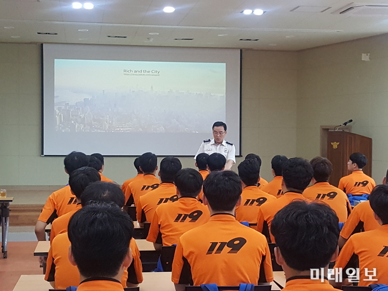 변수남 전라남도소방본부장은 제4기 신임소방공무원 교육과정 72명을 대상으로 소방공직자로서 가져야할 청렴과 직무에서의 마음가짐에 대한 특별강의를 지난 14일 전남소방학교에서 실시했다. / 사진=전남도 제공