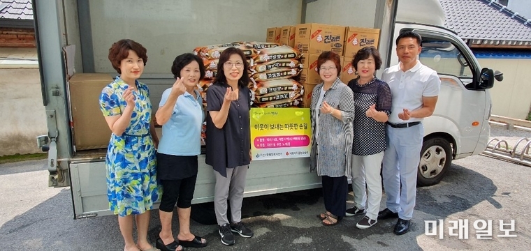광주 동구 지산1동에서는 최근 관내 한 독지가가 백미70포, 라면 37박스 등 총 300만원 상당의 물품을 전달했다. / 사진=동구 제공