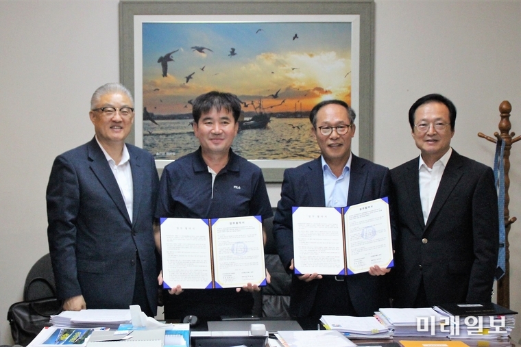16일 오후 강원도 원주시 반곡동 (주)호텔인터불고 원주 대표이사실에서 추광규 (주)시사포토뱅크 대표이사(왼쪽부터 우덕수 회장, 추광규 대표이사, 김상남 대표이사, 손진우 감사)와 김삼남 ㈜호텔인터불고 원주 대표이사가 업무협약을 맺고 상호 발전을 위해서 노력하기로 다침하고 있다./사진=(주)시사포토뱅크
