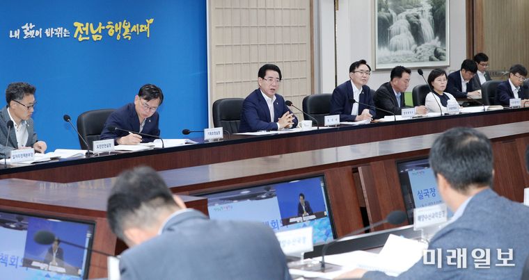 김영록 전라남도지사가 20일 오전 도청 서재필실에서 실국장 정책회의를 주재하고 있다. / 사진=전남도 제공