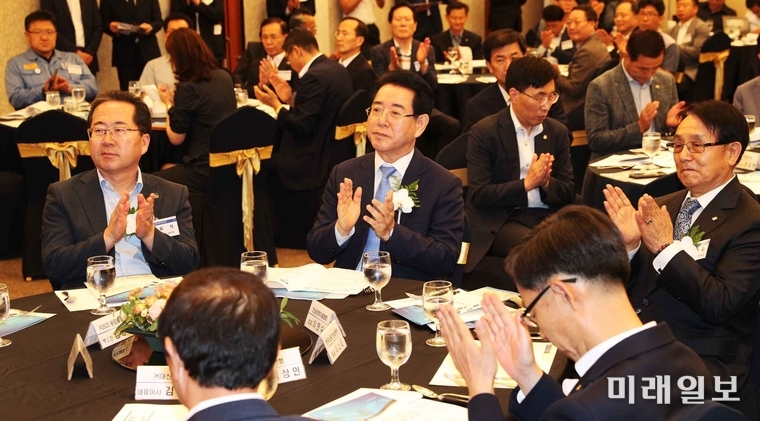 김영록 전라남도지사, 허석 순천시장, 이민수 전남경총회장이 21일 오전 순천 에코그라드 호텔에서 열린 전남경영자총협회 창립 10주년 기념식에서 축하 박수를 치고 있다. / 사진=전남도 제공