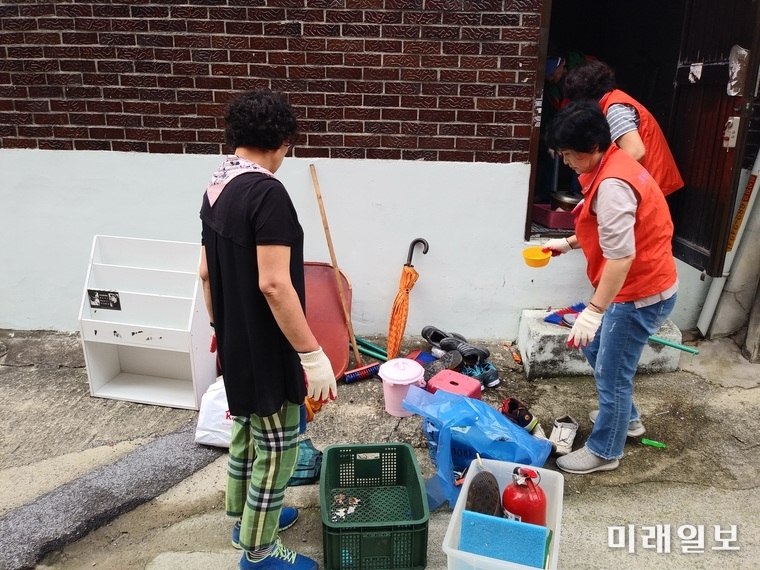 광주 서구 화정2동 보장협의체가 23일 동 맞춤형복지팀에 의해 발굴된 복지사각지대에 있는 독거노인세대에 집안대청소, 장판교체, 수납정리, 가스레인지 및 세탁기 교체 등의 봉사활동을 펼쳤다./ 사진=이용희 제공