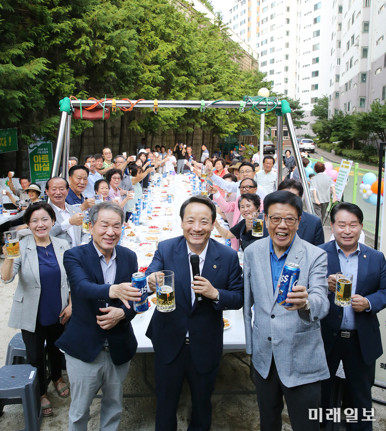 광주 동구 학운동 현대아파트 입주자대표회 주체로 23일 마을분쟁 지원역할을 수행하는 소통방 개소식을 갖고 치매파티를 열었다. / 사진=동구 제공