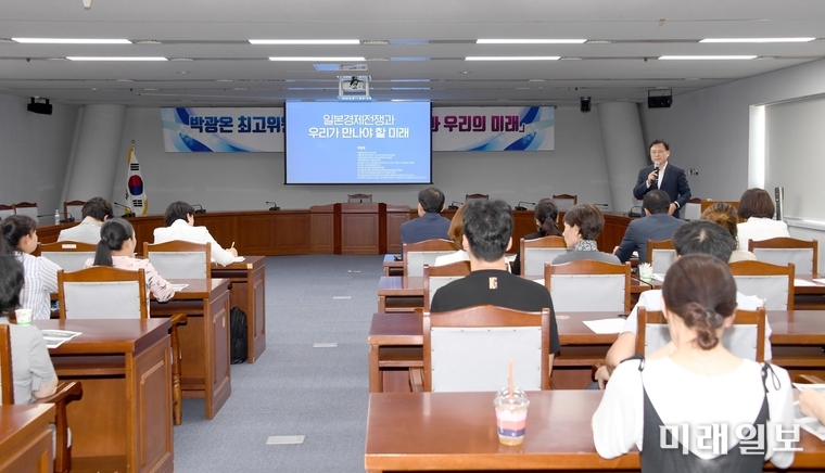 더불어민주당 박광온 최고위원이 23일 광주시의회 예산결산특별위원회 회의실에서 일본 경제전쟁과 우리의 미래라는 주제로 특강을 하고 있다. / 사진=광주시의회 제공