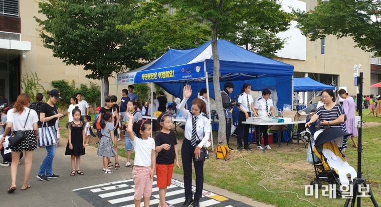 광주광역시는 24일 시립미술관 일원에서 일상생활 속 긴급상황 발생 시 스스로 안전에 대처할 수 있는 능력을 향상 시킬 수 있는 ‘체험형 안전문화 3·3·3 운동 실천 한마당 행사’를 개최했다. / 사진=광주시 제공