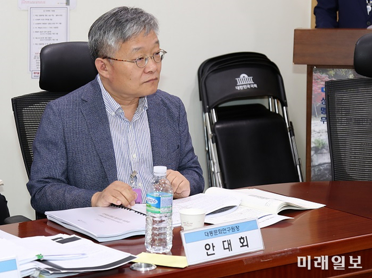 23일 오후 서울 여의도 국회 의원회관 제6간담회실에서 개최된 명승 제35호 성락원(城樂園)의 문화재 지정 과정의 문제점을 살펴보고, 관련 학계와 전문가들과 함께 성락원의 가치를 재평가 하는 토론회에서 안대회 성균관대 교수(성균관대 대동문화연구원장)가 좌장을 맡아 발언하고 있다./사진=인터넷언론인연대