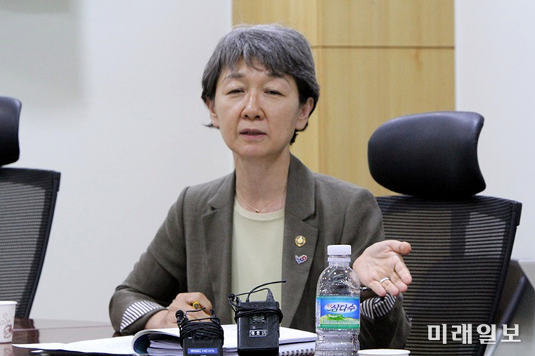 23일 오후 서울 여의도 국회 의원회관 제6간담회실에서 개최된 명승 제35호 성락원(城樂園)의 문화재 지정 과정의 문제점을 살펴보고, 관련 학계와 전문가들과 함께 성락원의 가치를 재평가 하는 토론회에서 정재숙 문화재청장이 발언하고 있다./사진=인터넷언론인연대