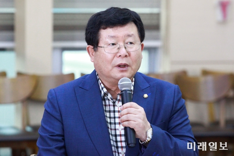 설훈 더불어민주당 최고위원이 28일 오전 인천 남동공단 삼천리기계에서 열린 '공작기계 글로벌 경쟁력강화를 위한 현장최고위원회의'에서 발언하고 있다./사진=장건섭 기자