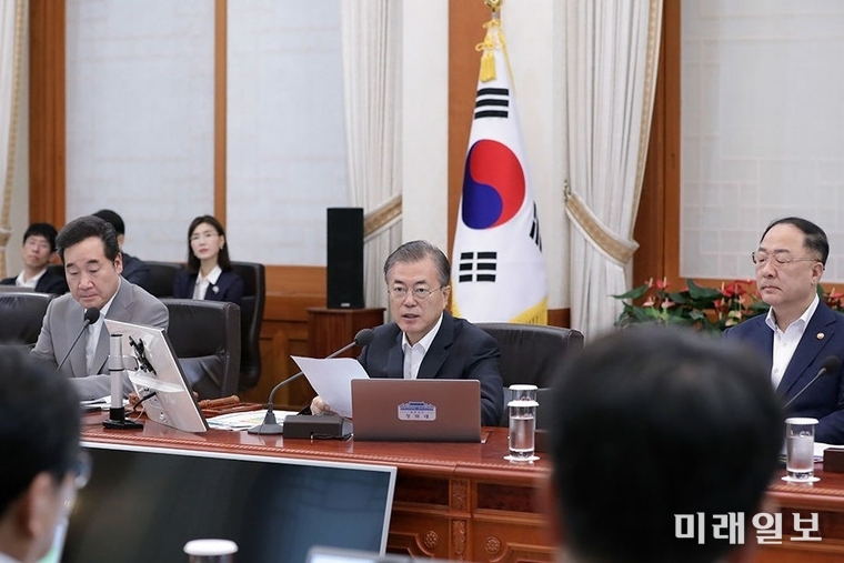 문재인 대통령이 29일 청와대에서 임시국무회의를 주재하고 있다./사진=청와대 제공