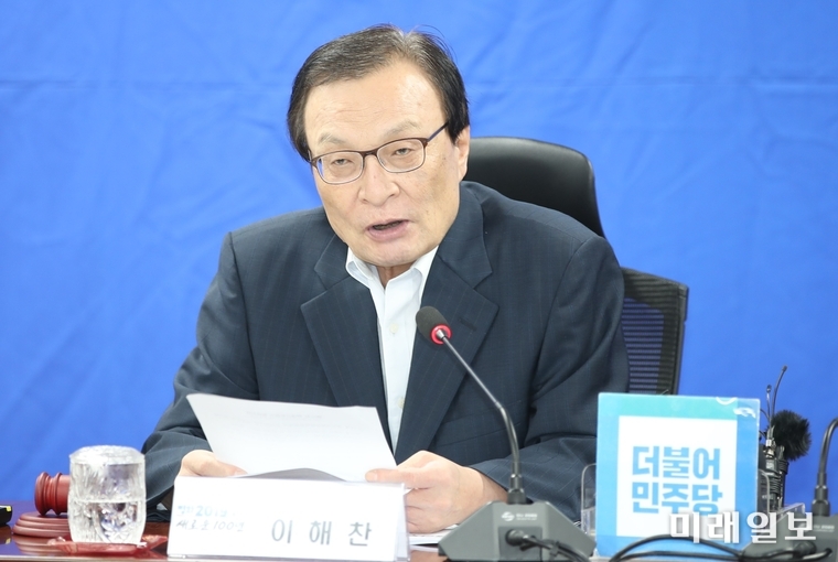 이해찬 더불어민주당 대표가 30일 국회에서 열린 확대간부회의를 통해 자유한국당의 장외투쟁을 비판하고 있다./사진=김정현 기자