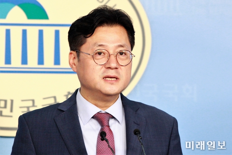 홍익표 민주당 수석대변인이 2일 오전 서울 여의도 국회 정론관에서 조국 법무부 장관 후보 인사 청문회 관련 브리핑을 하고 있다./사진=장건섭 기자