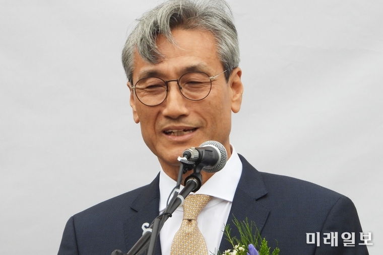3일 오후 서울 서대문형무소역사관 야외 광장에서 개최된 일제 강점기 양심적 병역거부 '등대사 사건' 80주년 맞아 기념식에서 정운영 워치타워성서책자협회 이사가 '등대사 사건' 개요를 설명하고 있다./사진=장건섭 기자